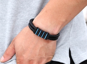 Dettaglio del bracciale da uomo in pelle intrecciata a doppio strato con accenti blu