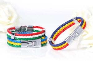 Détail d'un bracelet en cuir tressé multicouche avec un fermoir magnétique argenté