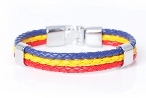 Détail du bracelet en cuir tressé avec cordons bleu jaune rouge et fermoir magnétique