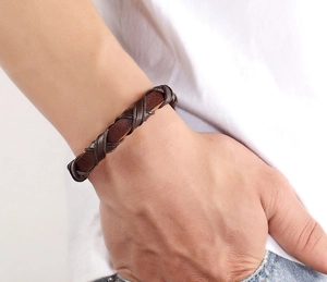 Dettaglio del bracciale in pelle intrecciata testa di moro indossato da un modello