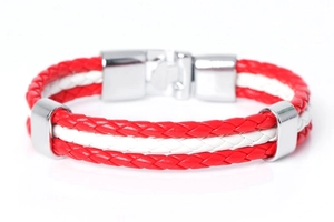 Gros plan du bracelet en cuir tressé rouge et blanc avec fermoir en métal argenté poli