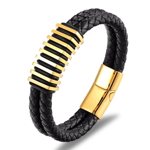 Bracciale da uomo in pelle nera intrecciata con anelli dorati in acciaio e chiusura magnetica