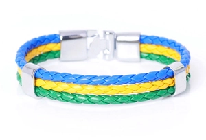 Détail macro du bracelet en cuir tressé bleu jaune et vert avec fermoir en acier inoxydable