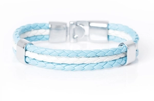 Détail d'un bracelet en cuir tressé à trois couches bleu et blanc avec fermoir magnétique
