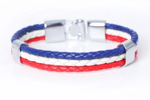 Gros plan d'un bracelet en cuir tressé bleu, blanc et rouge avec fermoir magnétique argenté