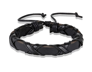 Dettaglio del bracciale in pelle nera intrecciata con chiusura a coulisse regolabile