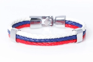 Détail du bracelet tressé tricolore en cuir avec fermoir en acier poli et curseurs
