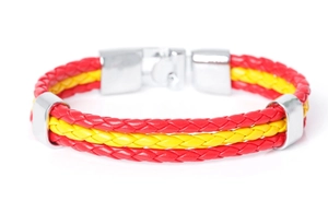 Détail du bracelet en cuir tressé rouge et jaune avec fermoir en acier magnétique