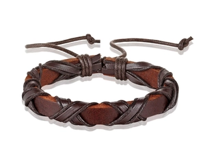 Dettaglio di un bracciale in pelle intrecciata marrone scuro con trama retrò e cordino regolabile