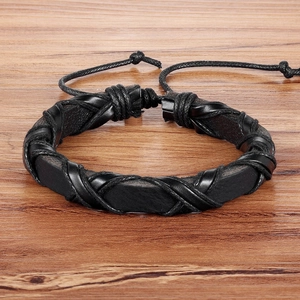 Bracciale in pelle intrecciata nera retrò con cordino regolabile su base in legno