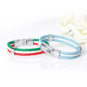 Bracelet en cuir tressé aux couleurs du drapeau avec fermoir en acier inoxydable poli
