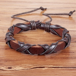 Bracciale in pelle intrecciata marrone retrò con cordino regolabile su legno