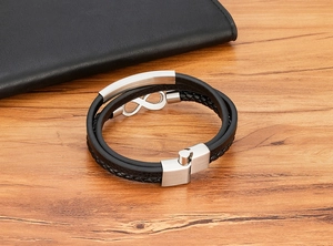 Detail eines mehrlagigen Lederarmbands mit Unendlichkeitssymbol und Magnetverschluss