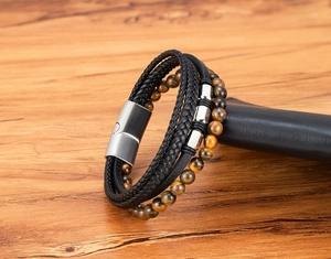 Detailansicht Herren Lederarmband mit Tigerauge-Steinen und Magnetverschluss