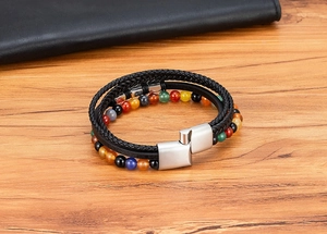 Detail eines mehrlagigen Lederarmbands mit Natursteinperlen und Silbermetallverschluss