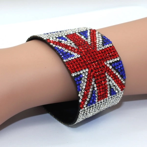 Λεπτομέρεια από το λαμπερό σχέδιο Union Jack με στρας σε ένα φαρδύ μαύρο βελούδινο βραχιόλι