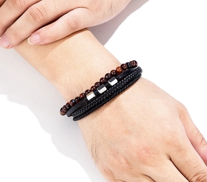 Detailansicht eines Herren-Lederarmbands mit Tigerauge-Steinen und silbernen Metallperlen