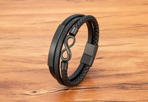 Detailansicht eines mehrlagigen Lederarmbands mit mattem Unendlichkeitssymbol-Element