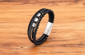 Detail eines mehrlagigen Herren-Lederarmbands mit matten Perlen und Magnetverschluss