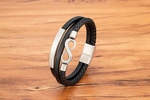 Detail eines Lederarmbandes mit mattem Unendlichkeitssymbol und Magnetverschluss für Herren