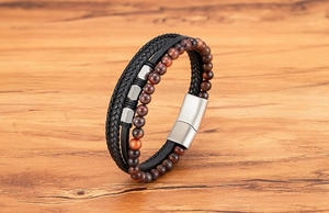 Nahaufnahme von mehrlagigem Lederarmband mit Tigerauge-Perlen und Metall-Magnetverschluss