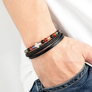 Bracciale multistrato da uomo in pelle con perline occhio di tigre e pendente a croce