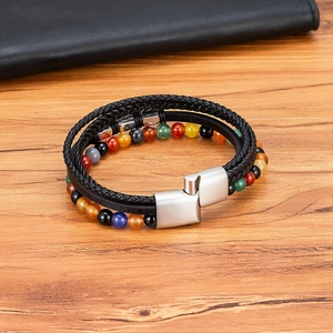 Mehrlagiges Lederarmband für Herren mit bunten Natursteinperlen und Edelstahlverschluss