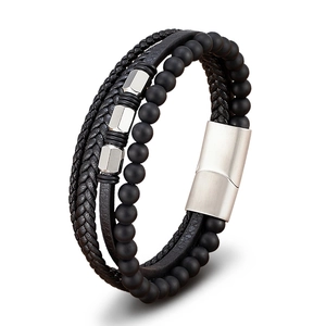 Mehrlagiges Herren-Lederarmband in Schwarz mit Silberakzenten und Magnetverschluss