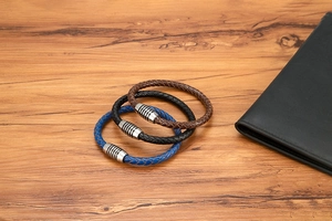 Bracciali in pelle intrecciata da 6 mm in tre colori con chiusura magnetica su legno
