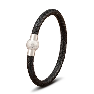 Dettaglio del bracciale in pelle intrecciata da 6 mm con chiusura sferica magnetica opaca