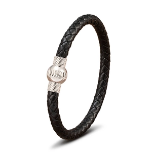 Dettaglio del bracciale in pelle nera intrecciata con chiusura magnetica in argento testurizzato