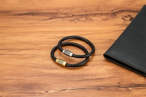Dettaglio di bracciali in pelle intrecciata da 6 mm con chiusure magnetiche oro e argento