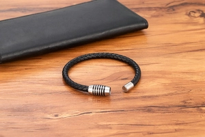 Dettaglio del bracciale in pelle intrecciata nera 6mm con chiusura magnetica in argento