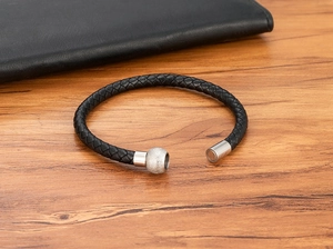 Dettaglio del bracciale in pelle intrecciata nera 6mm con chiusura magnetica d'argento