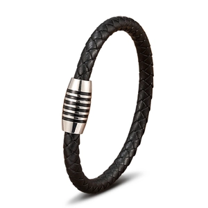 Dettaglio del bracciale in pelle intrecciata nera con chiusura magnetica a righe argento