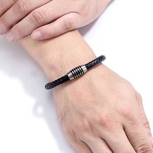 Dettaglio del bracciale in pelle intrecciata da 6mm con chiusura magnetica a righe argento