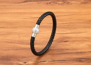 Dettaglio del bracciale in pelle intrecciata 6mm con chiusura magnetica e perlina d'argento