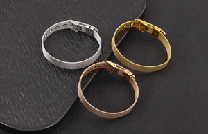 Three-color mesh Milanese bracelets in silver, gold and rose gold on black background