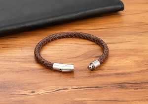 Detailansicht eines dunkelbraun geflochtenen Lederarmbands mit Edelstahl-Steckverschluss