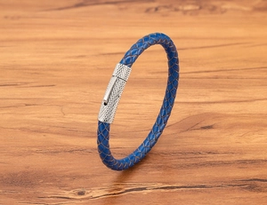 Macro-opname van blauwe gevlochten lederen armband met zilveren metalen sluiting