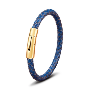 Nahaufnahme des blauen geflochtenen Lederarmbands mit poliertem goldenem Metallverschluss