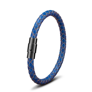 Dettaglio di un bracciale in pelle intrecciata blu scuro con fibbia in acciaio nero opaco