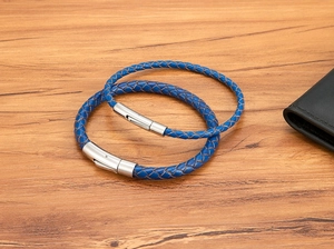 Nahaufnahme von blauem Lederarmband mit poliertem Edelstahl-Verschluss für Herren
