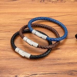 Drie gevlochten leren armbanden in blauw, bruin en zwart met metalen sluitingen