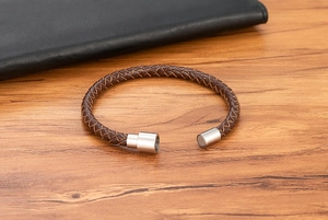 Détail du bracelet en cuir tressé marron avec fermoir magnétique en métal argenté