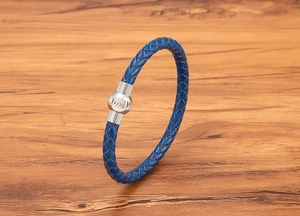 Dettaglio del bracciale in pelle intrecciata blu con chiusura magnetica in argento strutturato