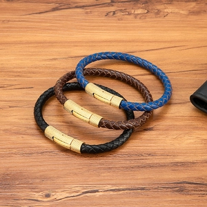 Drie herenarmbanden van gevlochten leer in blauw, bruin en zwart met gouden sluitingen