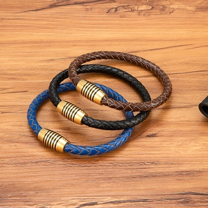 Bracciale da Uomo in Pelle Bovina Intrecciata Con Chiusura Magnetica in Acciaio Inossidabile Gioielli di Moda Intrecciati per l'Uso Quotidiano Regalo Versatile