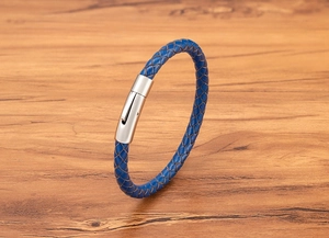 Nahaufnahme von blauem geflochtenem Lederarmband mit silbernem Edelstahlverschluss