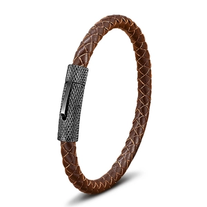 Herenarmband van gevlochten bruin leer met een zwarte gekartelde metalen sluiting